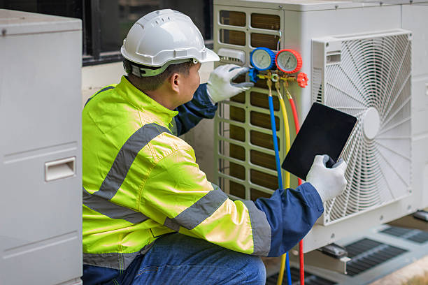 Professional Ac Installation technician working in Franklin Park, FL